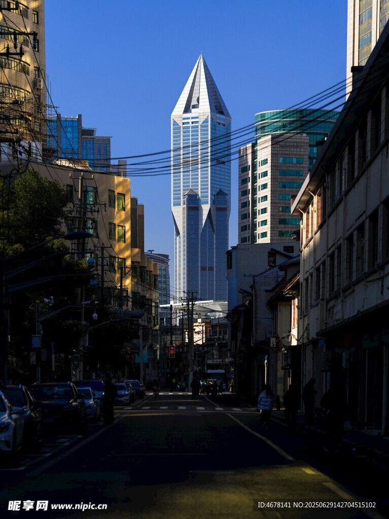 城市街道旁的現(xiàn)代摩天大樓
