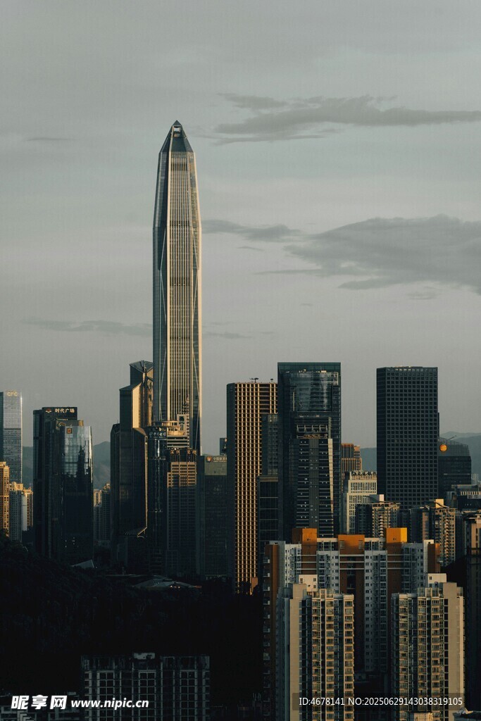 都市天際線中的摩天大樓