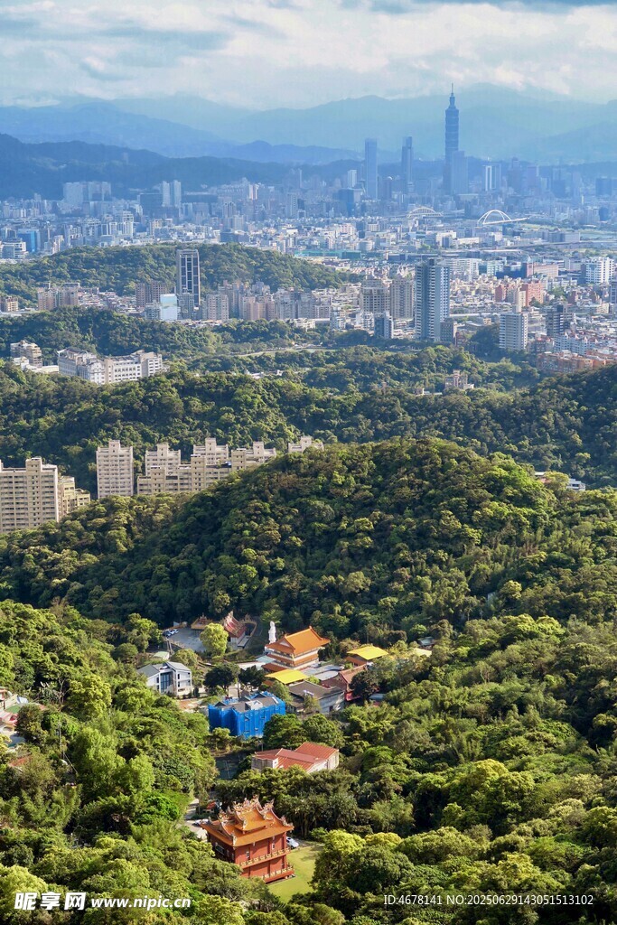 山林間的城市風(fēng)光俯瞰