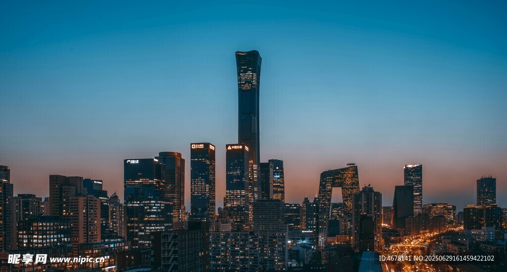 城市天際線的黃昏美景