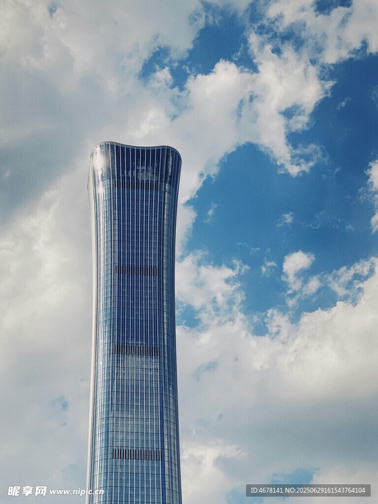 高聳入云的摩天大樓