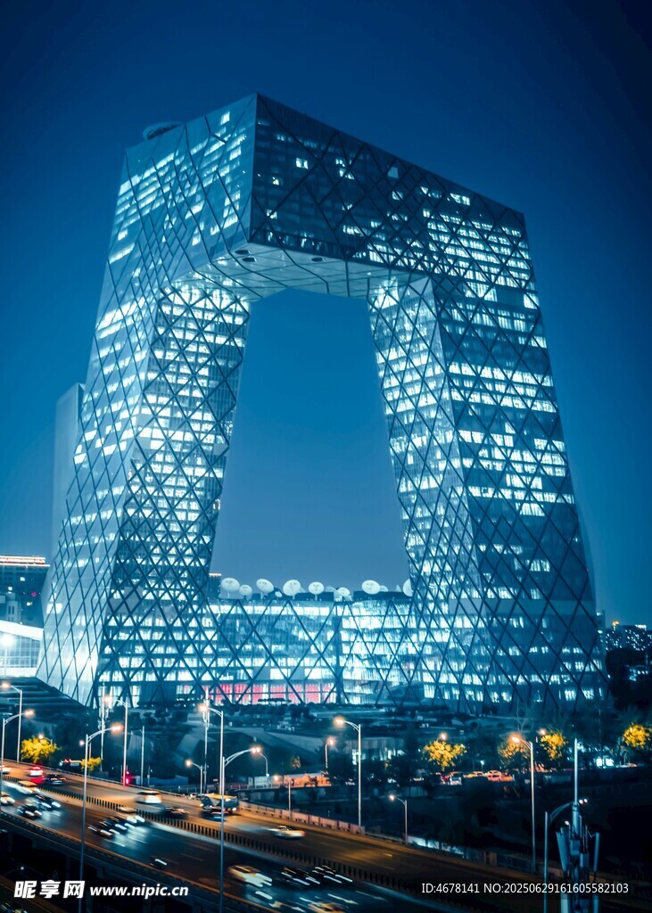 夜幕下的央視大樓