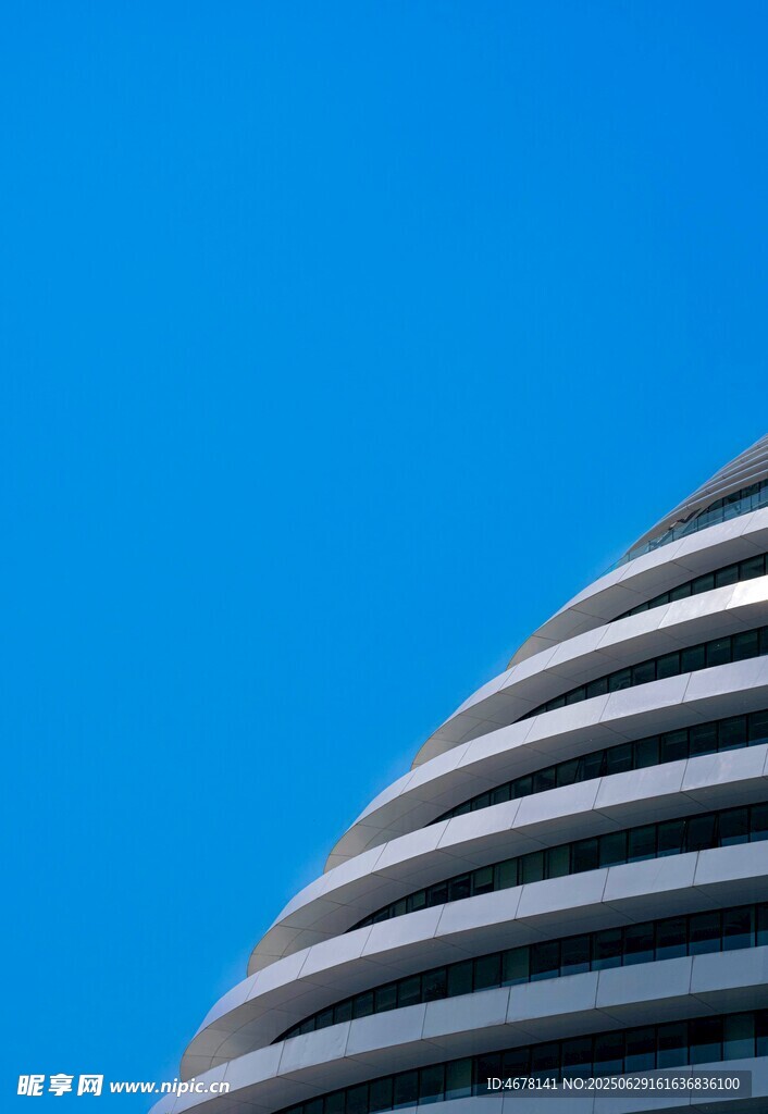 現(xiàn)代建筑頂部與藍(lán)天