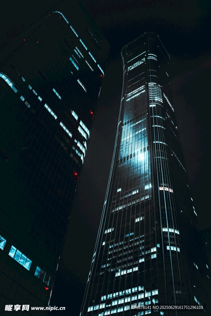 都市夜景中的摩天大樓