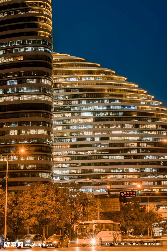 夜幕下的璀璨都市建筑