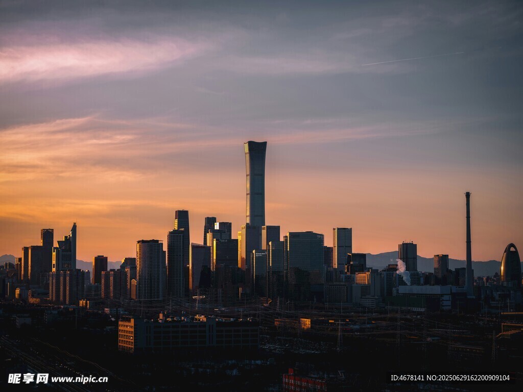 黃昏下的繁華都市天際線
