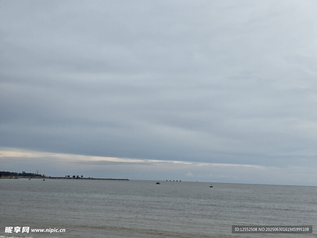 陰天的廣闊海面景色