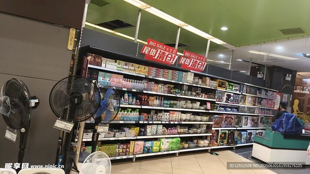 超市貨架陳列豐富商品