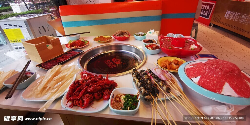豐盛火鍋食材擺滿一桌