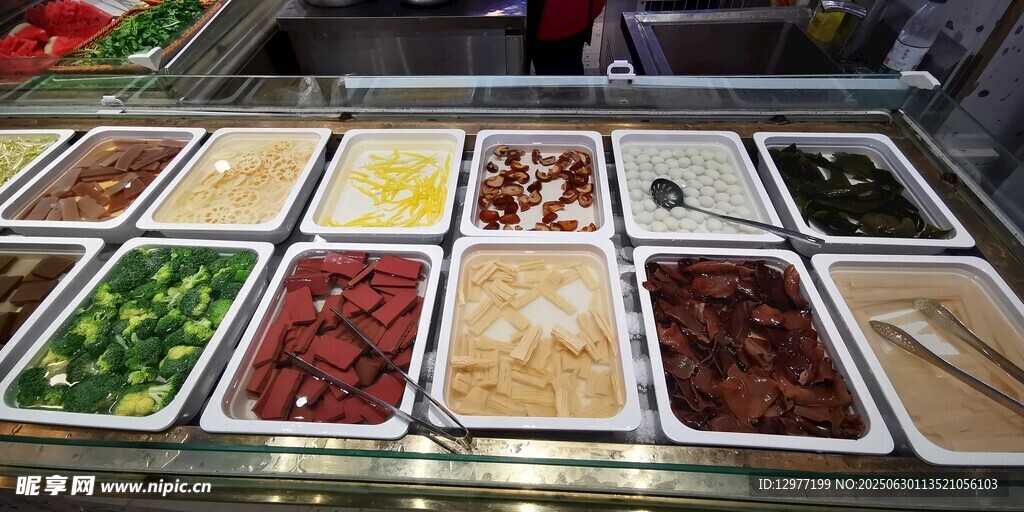豐富多樣的火鍋食材陳列