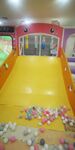 室內兒童樂園彩色滑梯場景
