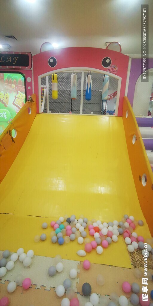 室內兒童樂園彩色滑梯場景