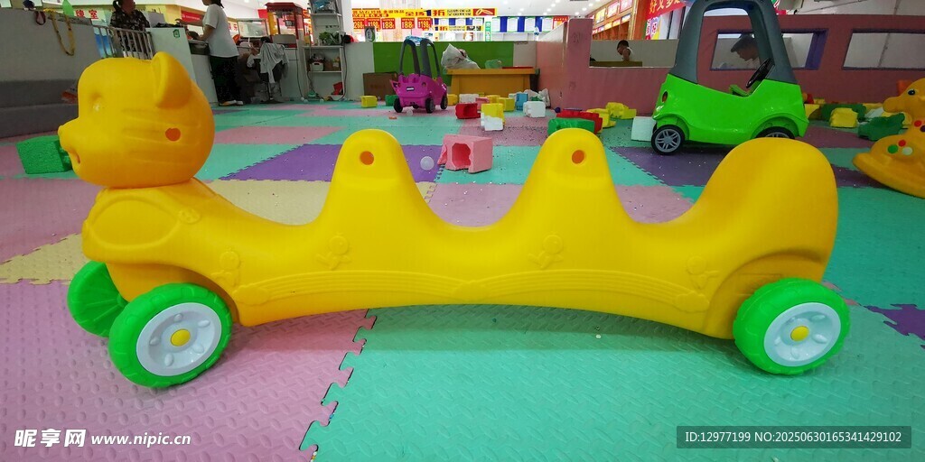 黃色卡通造型兒童玩具車