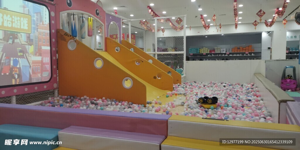 室內(nèi)多彩兒童游樂滑梯場景