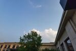 藍天白云下的建筑與綠樹