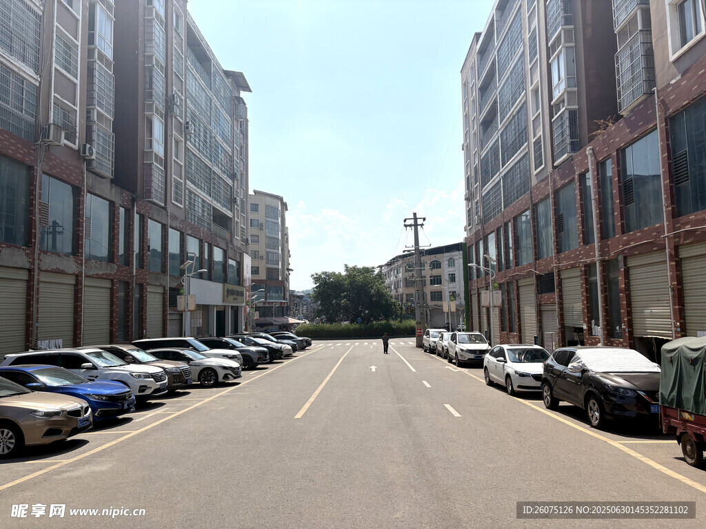 城市街道兩旁停放的車輛
