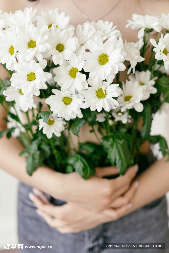 女子捧抱清新白色雛菊