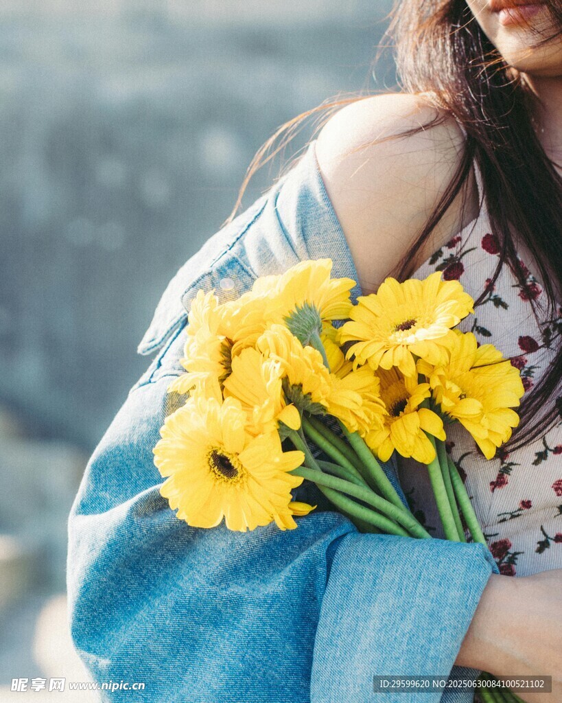 女子手持黃色鮮花