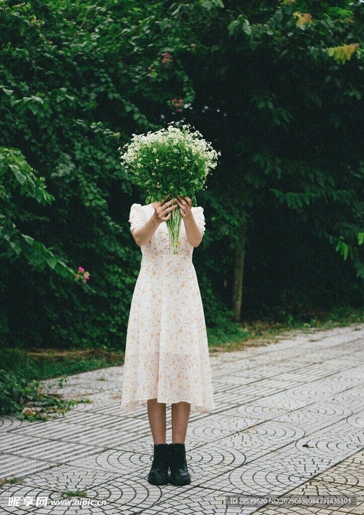 白衣女子手持綠植花束