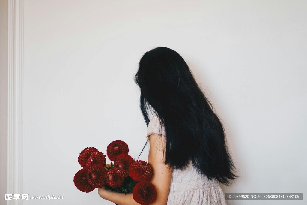 持花背影的長發女子