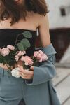 女子手持粉色花束