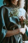 女子手持清新花草