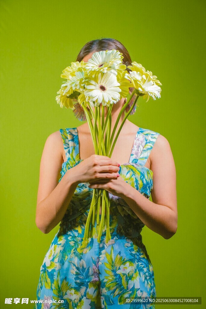 女子手持花束掩面