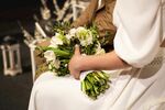 新娘手持精致白色花束