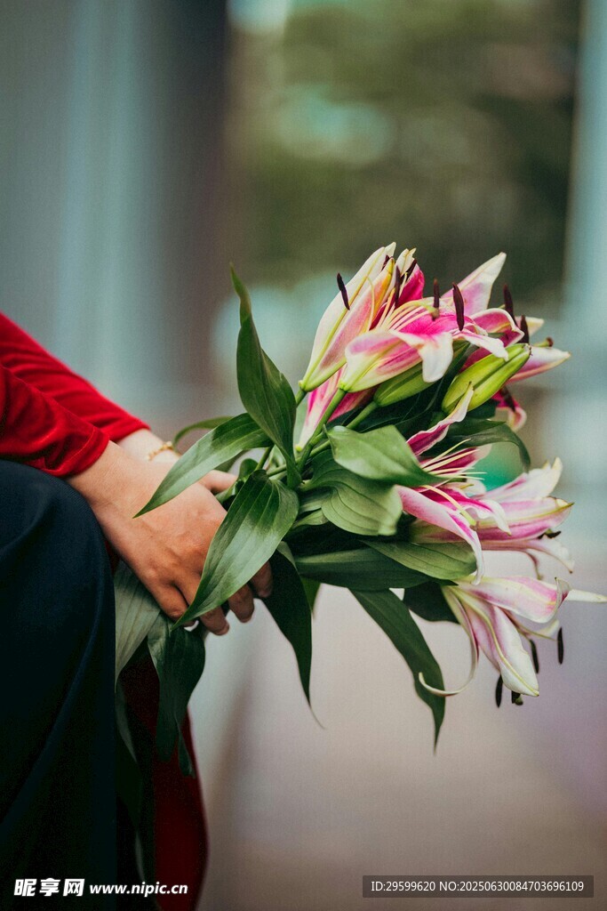 手捧繽紛百合花束