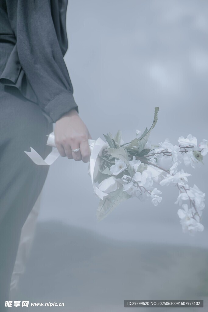 手持花枝的人物身影