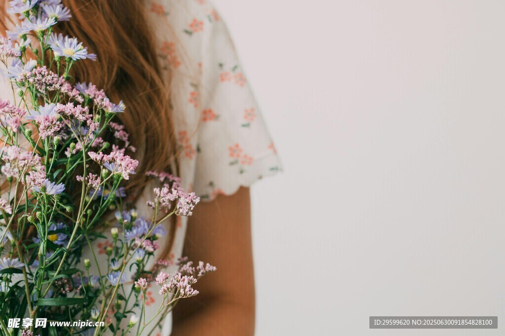 手持花束的清新少女