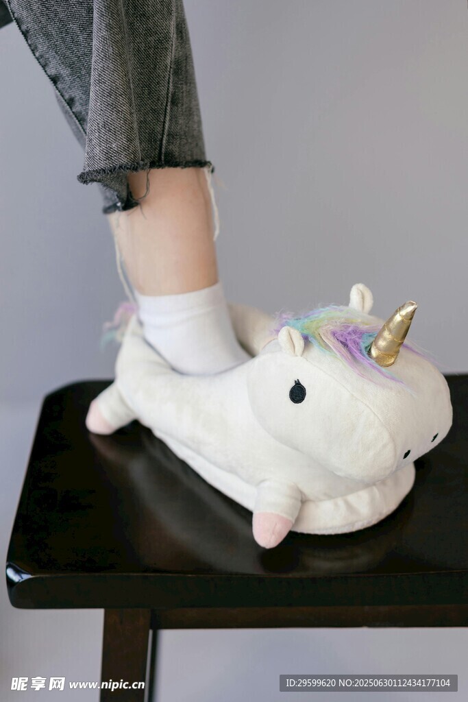 可愛獨(dú)角獸造型毛絨拖鞋