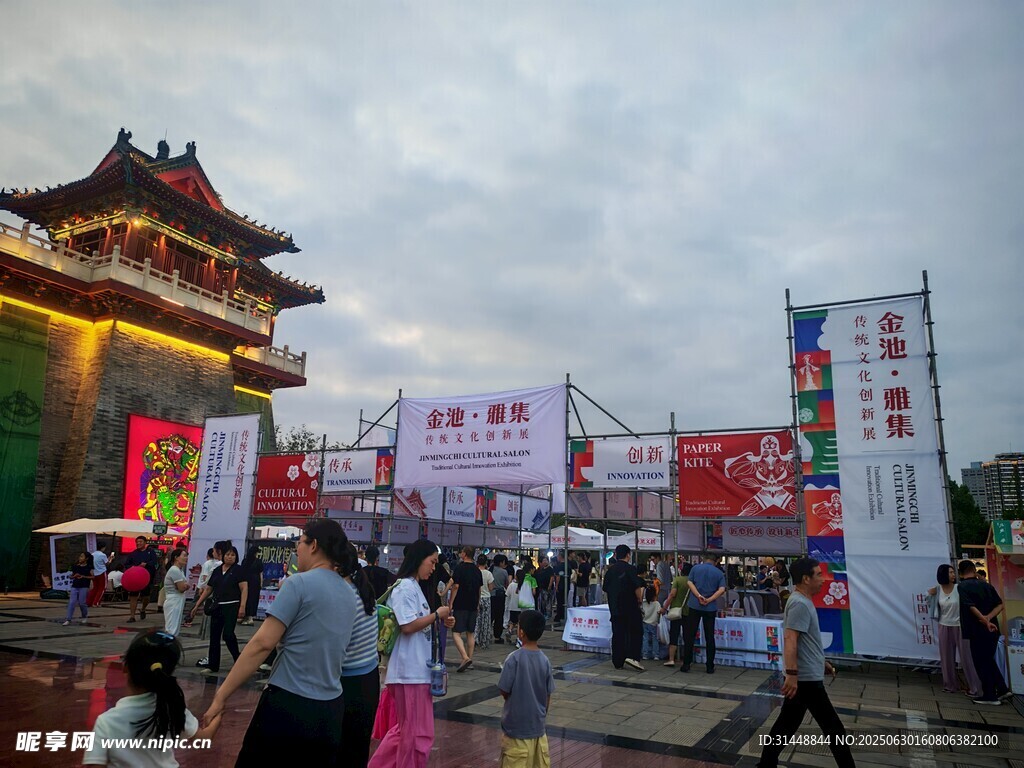熱鬧的廣場活動(dòng)場景