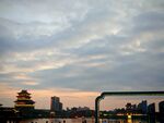黃昏下的城市與古典建筑