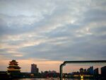 城市古塔與黃昏天空美景