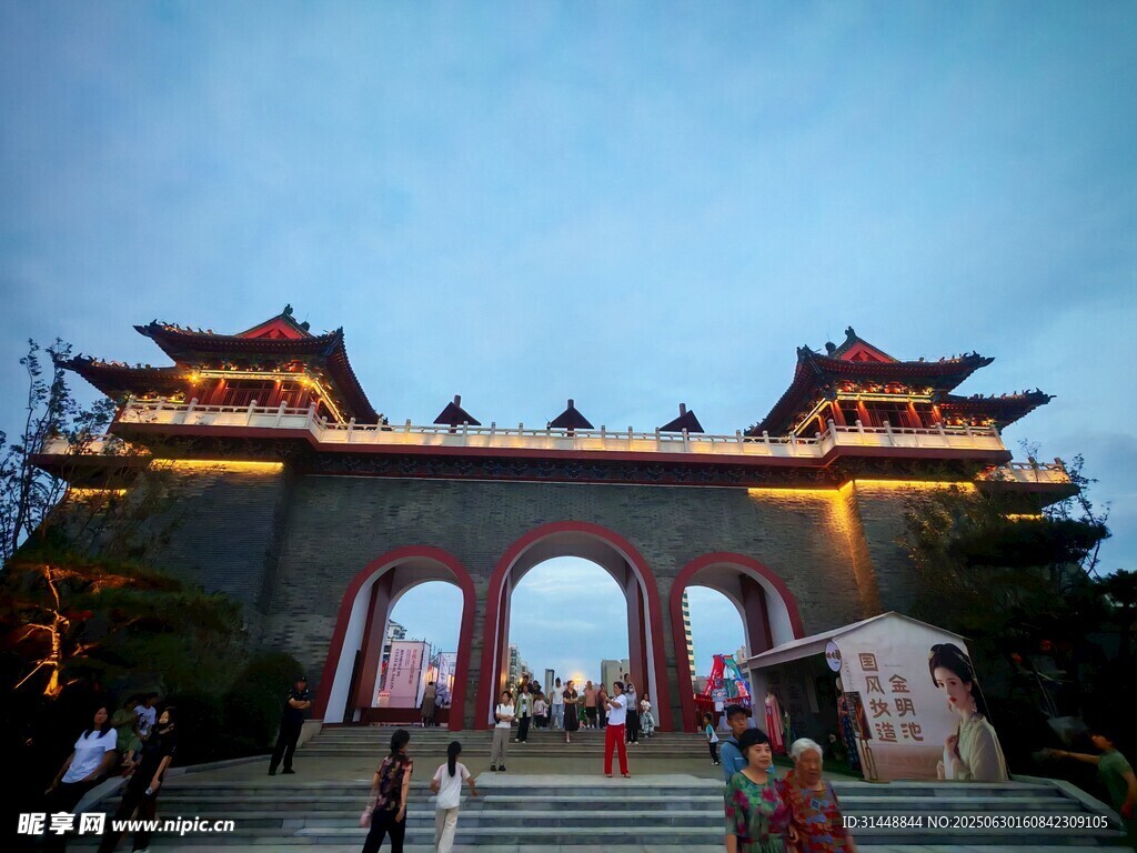 夜幕下的中式古建筑大門