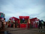 熱鬧集市中的紅色攤位