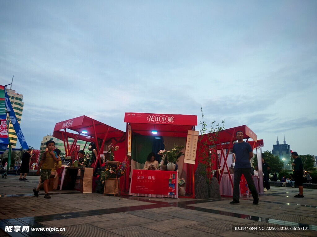 戶外紅色攤位集市場景