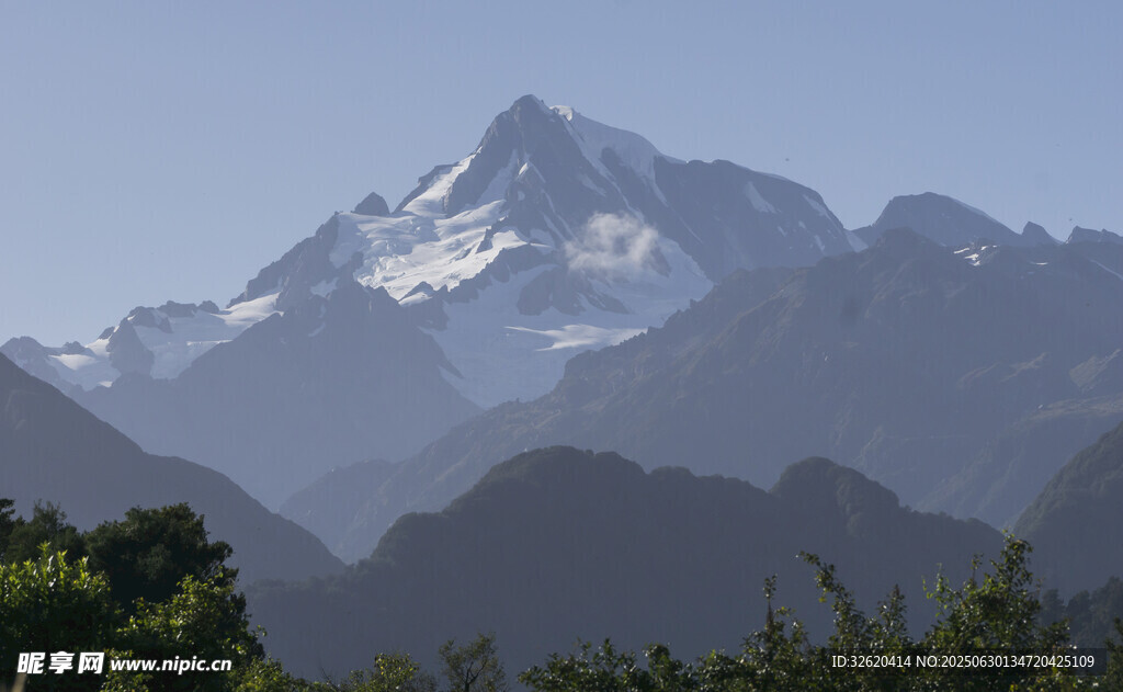 巍峨雪山與蔥郁山林