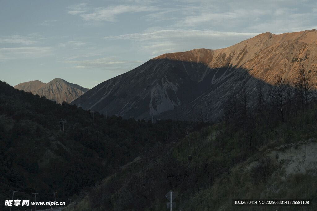 夕陽下的壯麗山巒景色