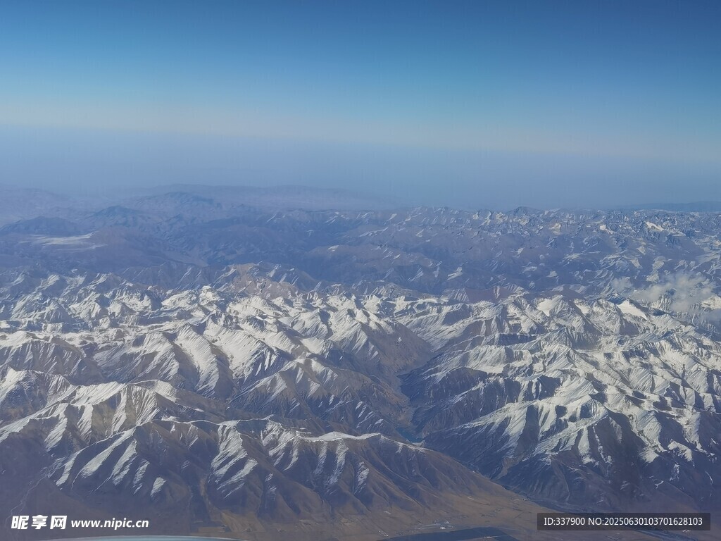 高空俯瞰壯麗雪山景觀