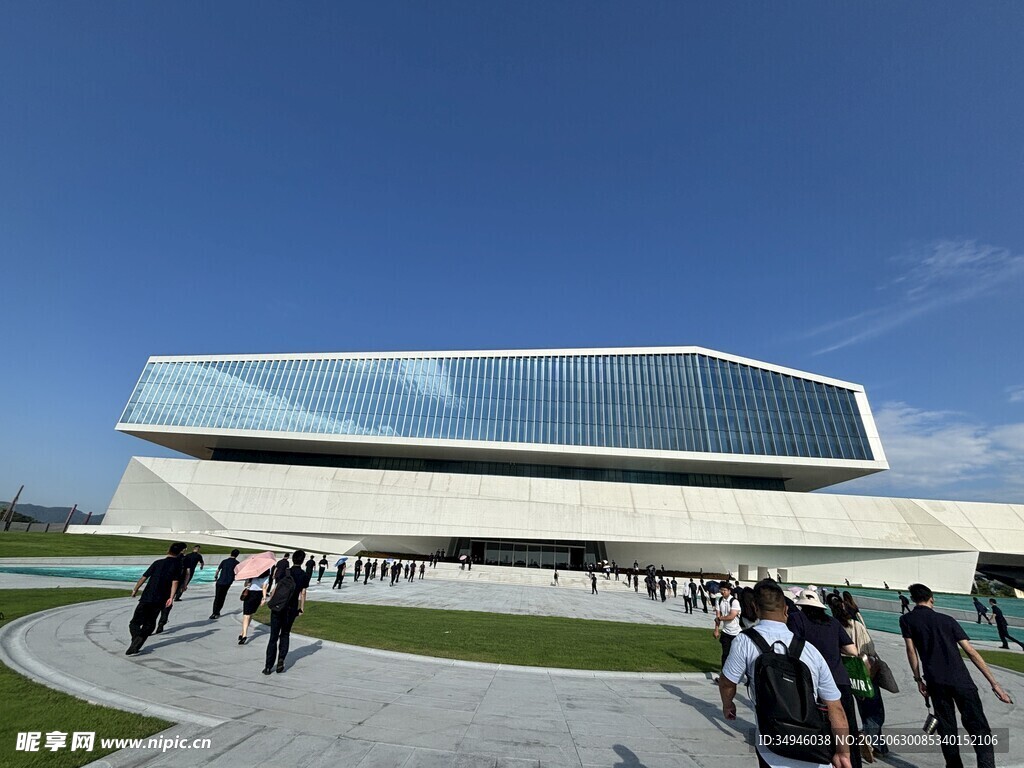 現代建筑前的人群景觀
