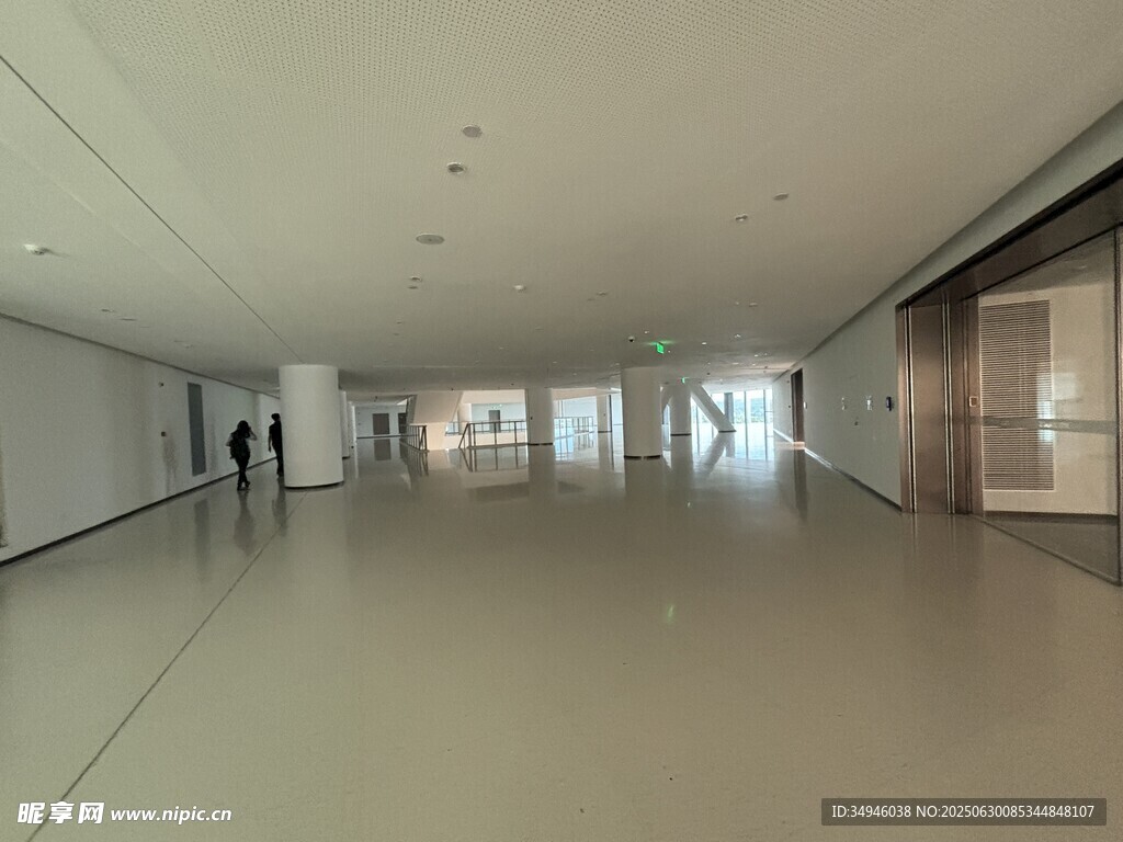 寬敞空曠的現代化室內空間
