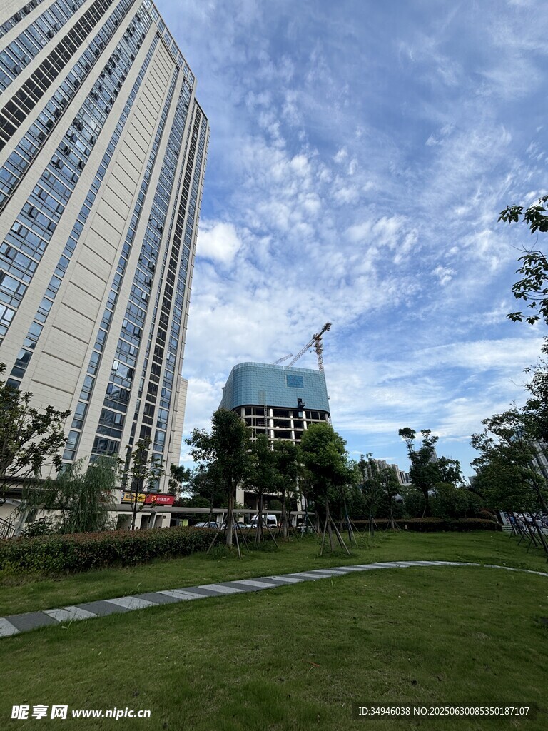 城市高樓旁的綠地景觀