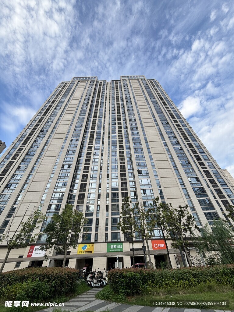 高聳入云的現(xiàn)代摩天大樓