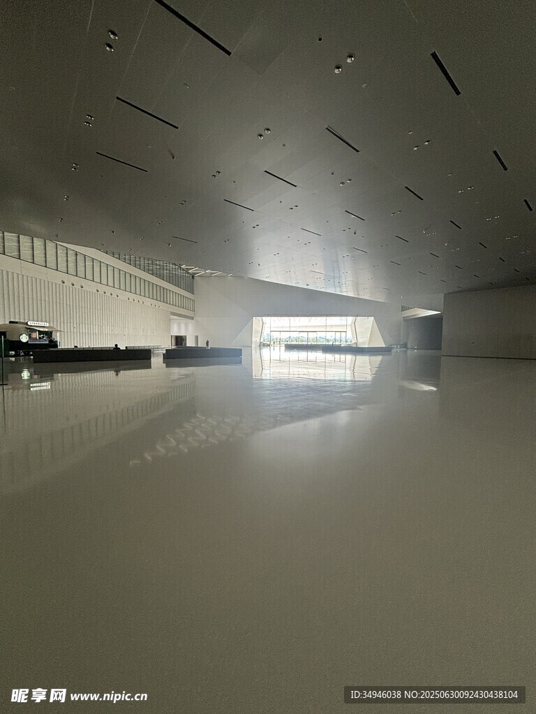 寬敞明亮的現(xiàn)代化室內(nèi)空間