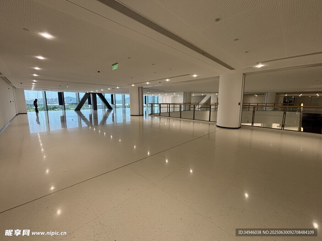 現代寬敞的室內大廳空間