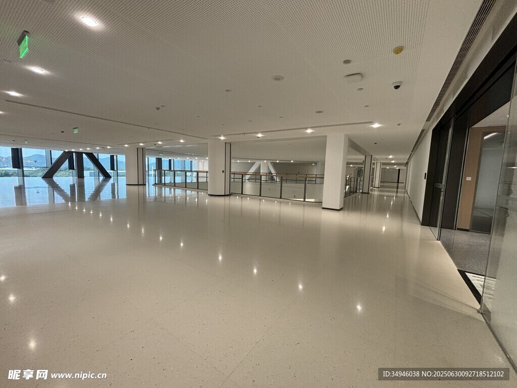寬敞明亮的現(xiàn)代化室內(nèi)空間