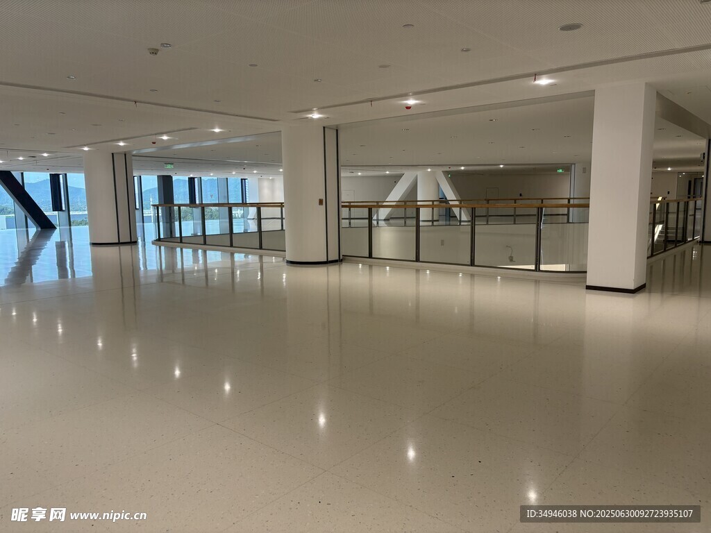 現代寬敞的室內大廳空間