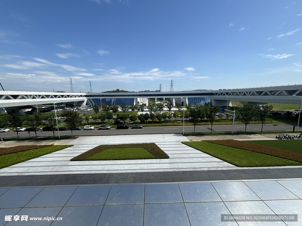 現(xiàn)代廣場開闊景觀